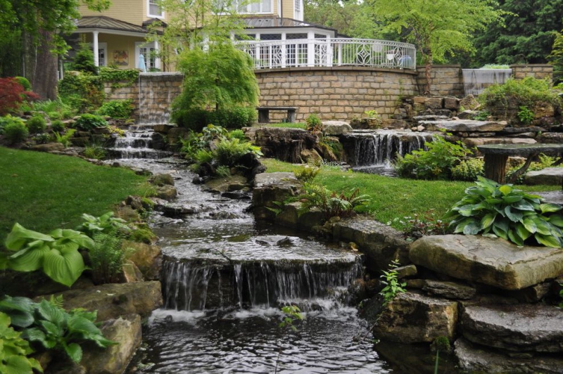 paysagiste-ARTIGNOSC SUR VERDON-min_landscaping-rock-louisville-ky-traditional-landscape-and-boulders-brick-wall-bushes-grass-koi-law